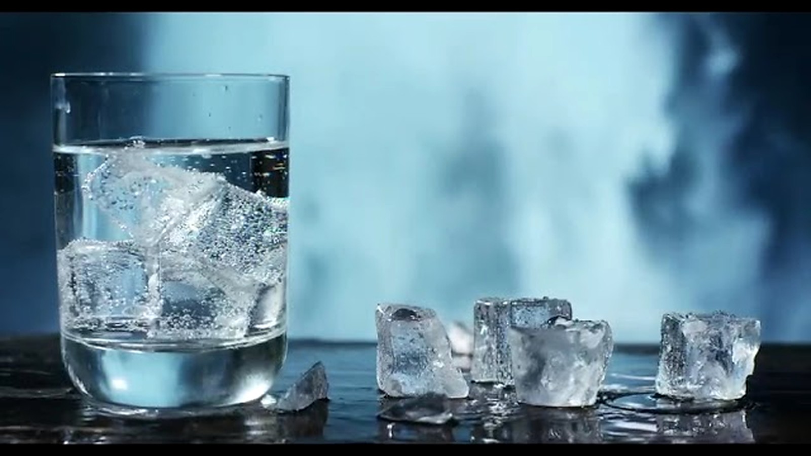 كأس من مياه آيسبروك مع ثلج صافٍ